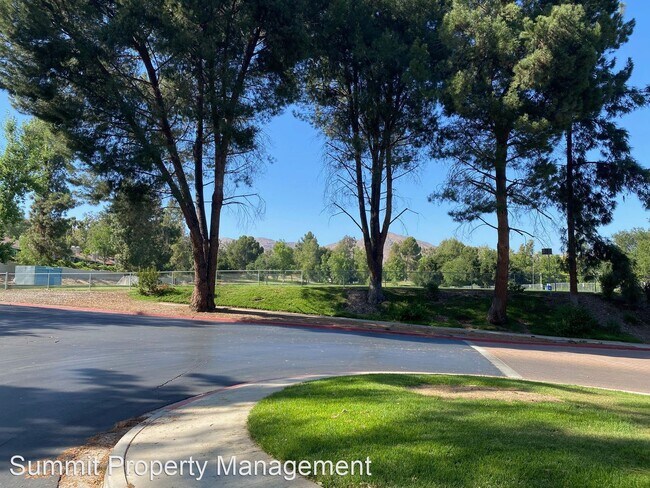 Foto del edificio - 2 br, 1 bath House - 111 N. Sparrowhawk Lane