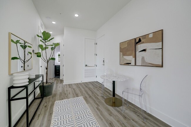 Building Photo - University Oaks – Modern Luxury Living in the Heart of Houston