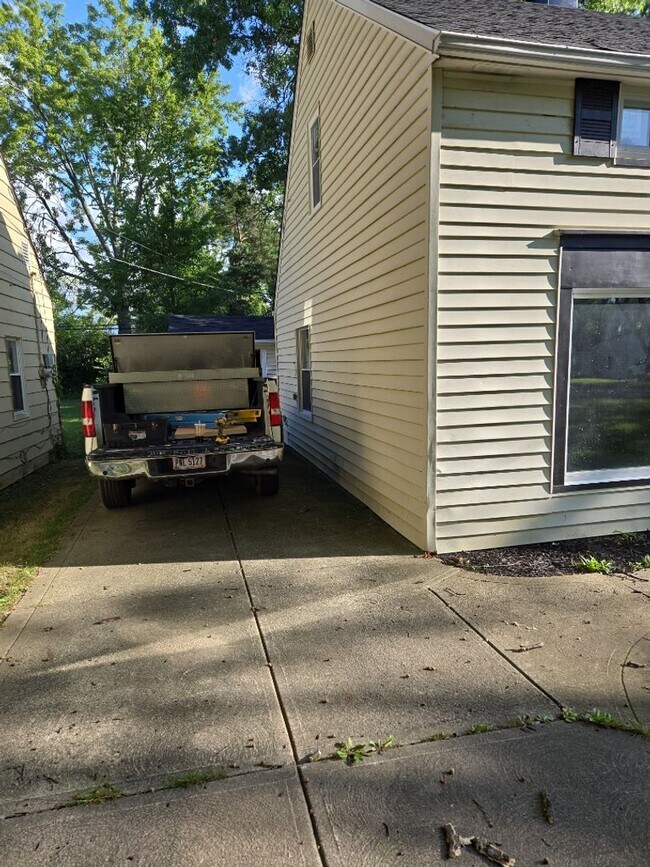 Foto del edificio - Spacious 3 Bedroom, 2 Bathroom Home Availa...