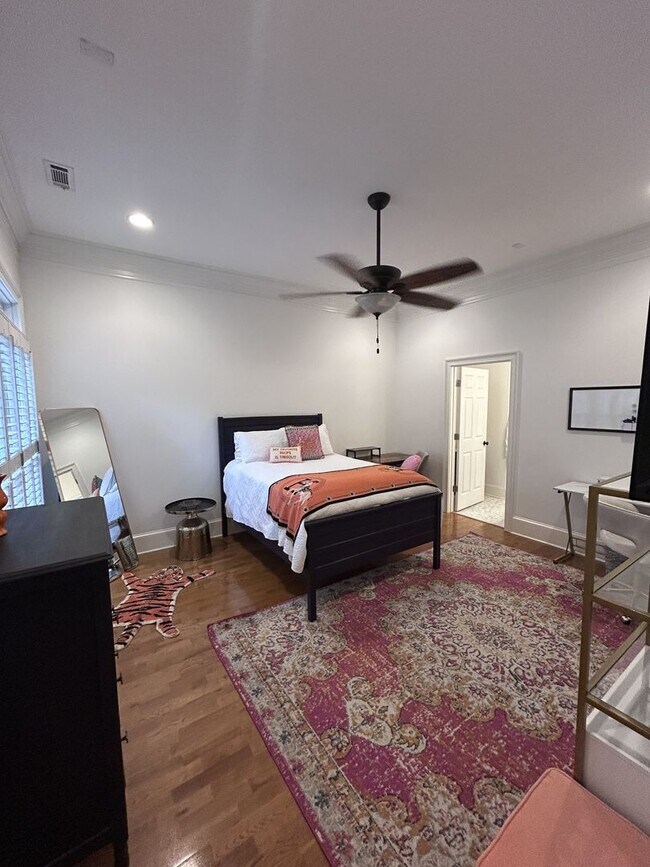 Foto del edificio - 212 Village Walk Ln