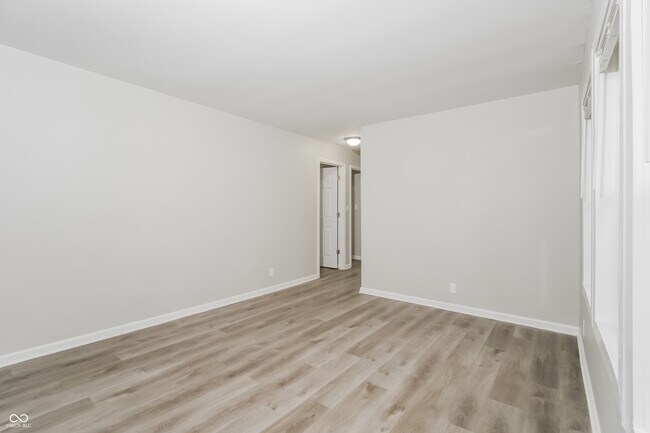 Building Photo - 4723 N Richardt Ave