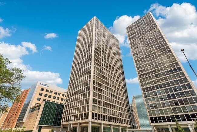 Building Photo - 340 W Diversey Pky