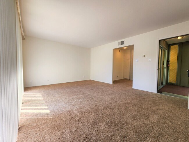 Building Photo - Updated 2br/1ba Apartment Near Downtown Palo Alto available May 9th!