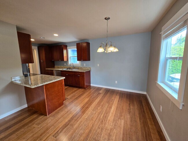 Foto del edificio - CUTE 3 bedroom Rambler with AC & Family Room