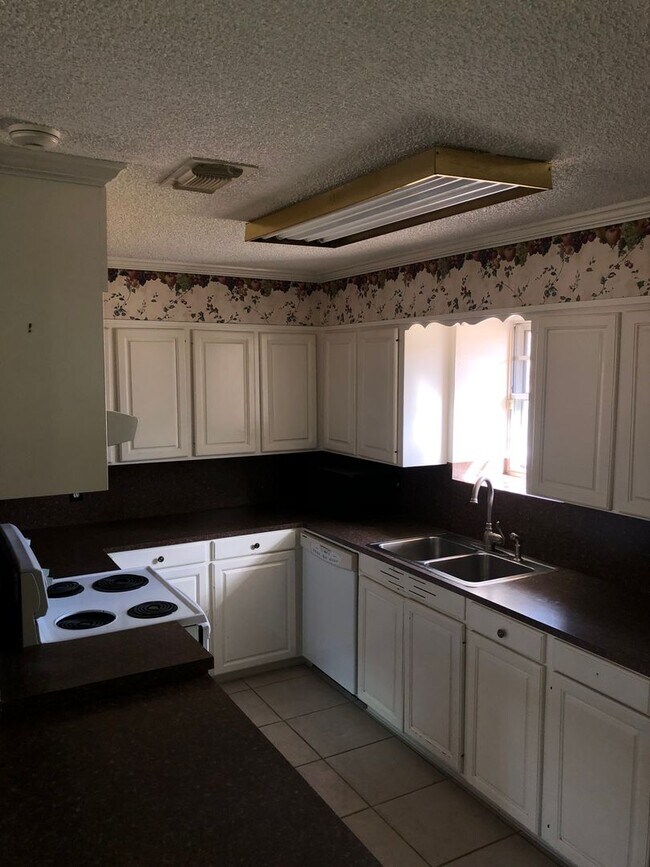 Building Photo - Coming Soon! Southern Hills! Newly Remodeled!