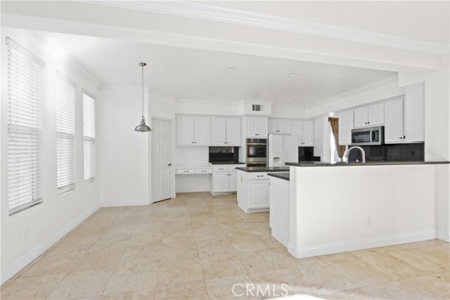 Building Photo - 14 Acanthus