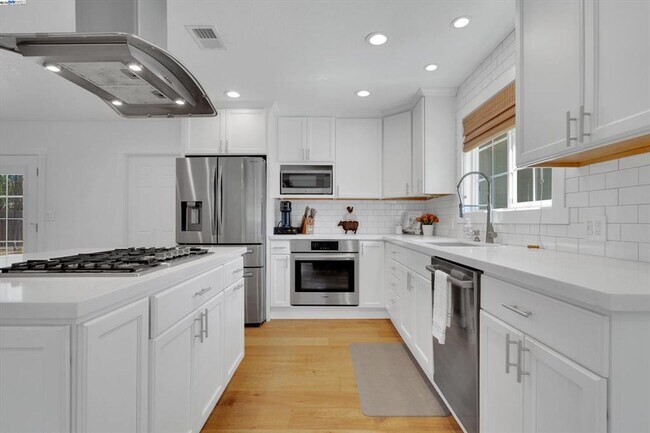 Foto del edificio - Live in a Modern Luxury 3BR/2BA Home with ...