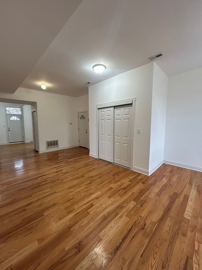 Building Photo - 3025 W Irving Park Rd