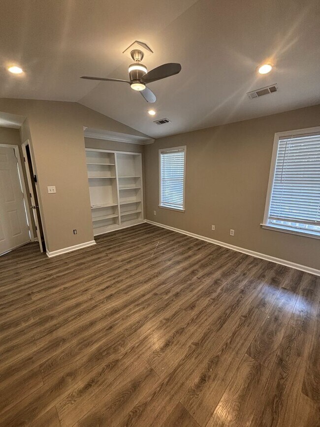 Foto del edificio - Ground floor 2 bed condo with no neighbors above or below