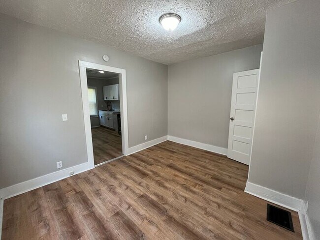 Building Photo - 508 Parsells Ave