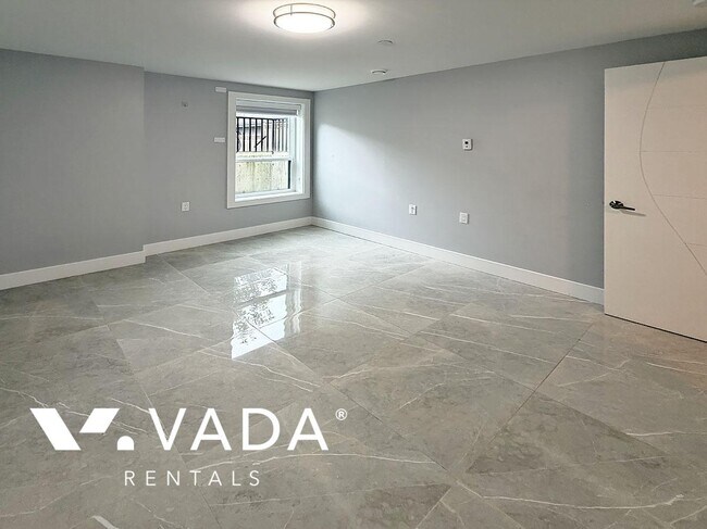 Photo du bâtiment - 3 BR Basement Suite Rental 2-4841 Dumfries St Vancouver: VADA