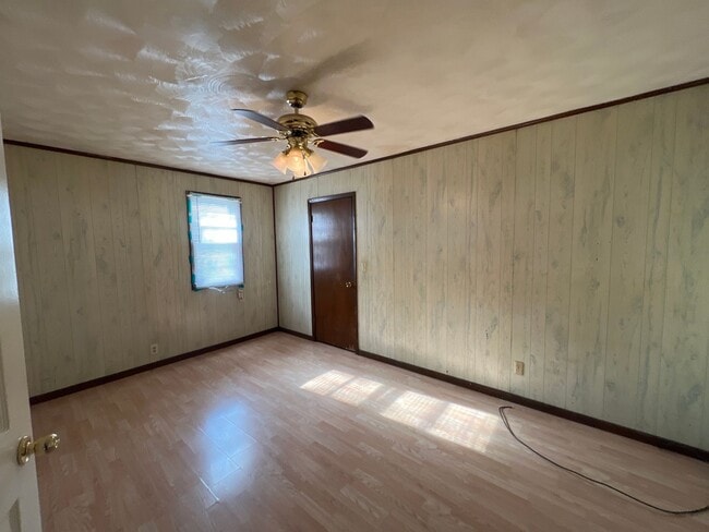 Building Photo - 3 Bedroom 1 Bath on Double Lot
