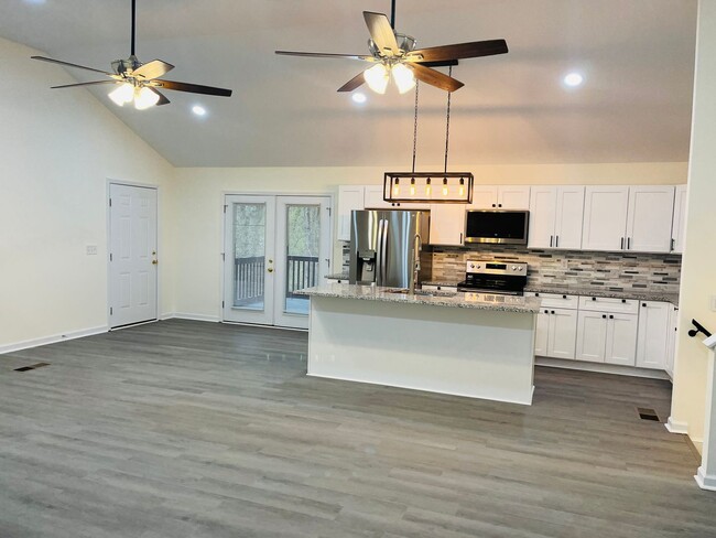 Building Photo - Completely renovated, 5 bedroom 3 bath hom...