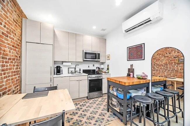 Building Photo - 333 Warren St