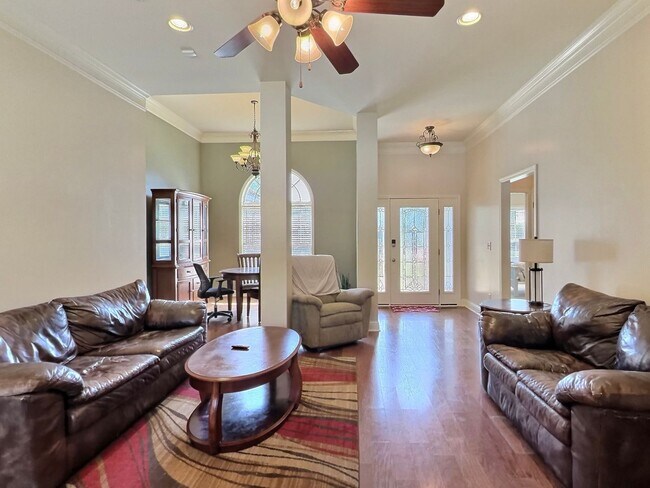 Building Photo - 4 Bed, 2 Full Bath Home w/ In-Ground Pool in Desirable Lake Forest!