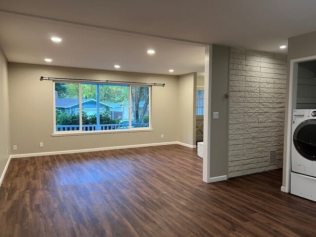 Building Photo - Conveniently located just moments from dow...