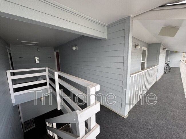 Building Photo - 3141 S Tamarac Dr
