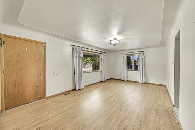 Foto del edificio - $3,295.00 - 3 Bedrooms, 2 Bathrooms Single...