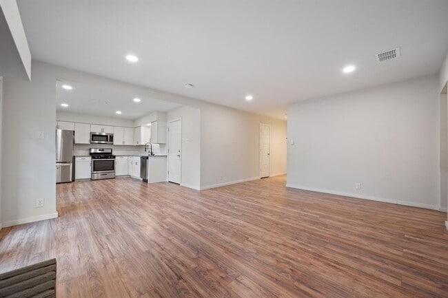 Building Photo - 6305 Clubway Ln