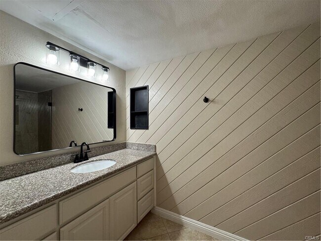 Foto del edificio - 353 S Heatherstone St