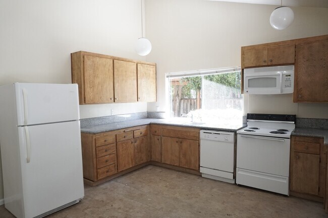 Building Photo - Cute Single Family Home, Updated Kitchen, ...