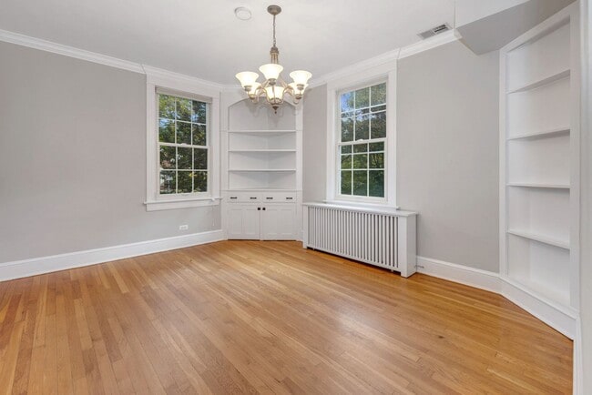 Foto del edificio - 4 Bed 4 Bath - Bethesda Expanded Colonial - One Car Garage