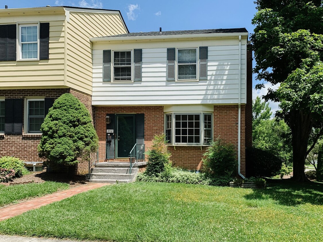 Foto principal - Charming 3 bed/2.5 bath townhome in Haymar...