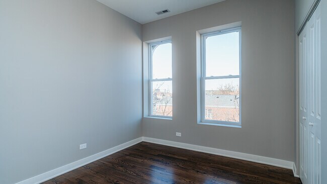 Foto del edificio - 2400 S Troy St