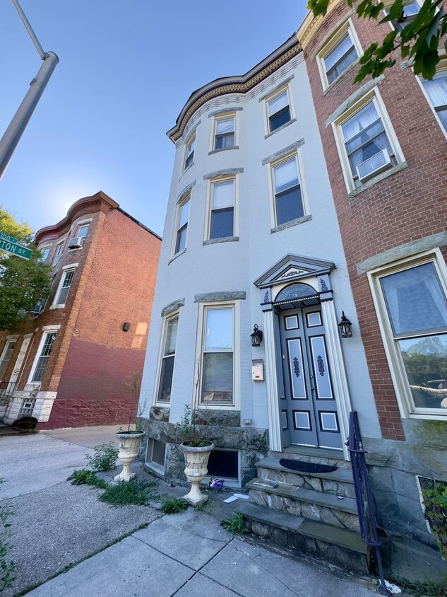 Primary Photo - Elegant Urban Living in a Classic End-Row ...