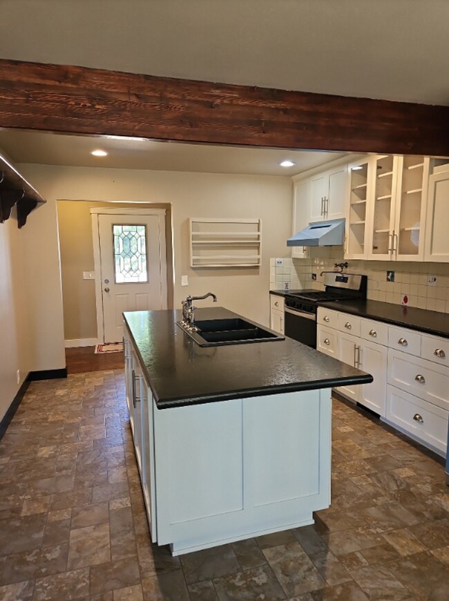 Foto del edificio - ½ OFF First Month's Rent! Spacious Two Sto...