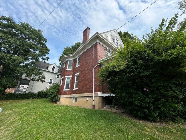 Building Photo - Bevis Home