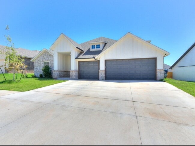 Building Photo - 5 Bedroom Single Family Home in Edmond