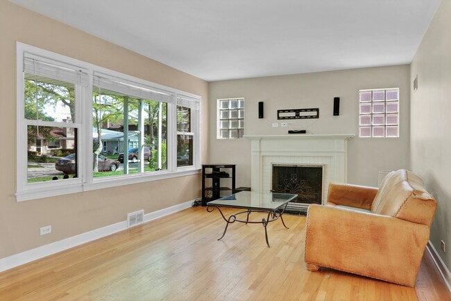 Building Photo - 8918 Parkside Ave