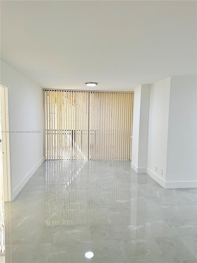 Foto del edificio - 16909 N Bay Rd