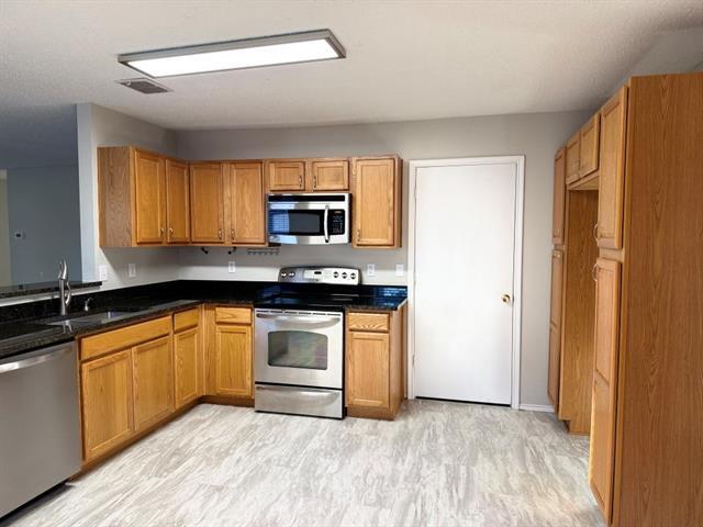 Building Photo - 8201 Canoe Ridge Ln