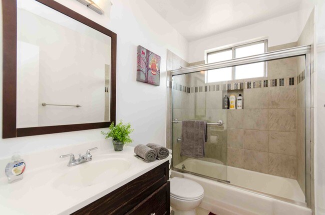 Building Photo - FlexRenter N Formosa - Furnished Flexible ...