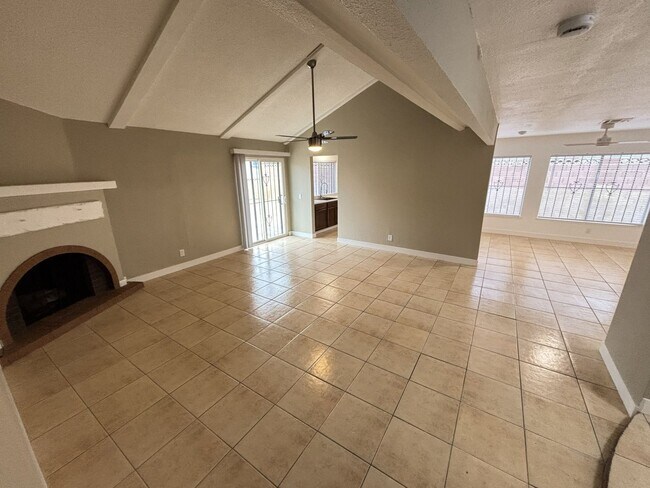 Foto del edificio - Newly Renovated 3bed/3Bath W/ private studio located in E. Las Vegas