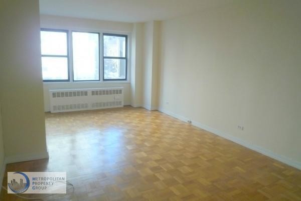 Primary Photo - 210 E 15th St