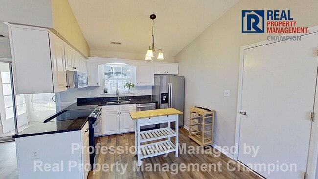 Foto del edificio - 3 BD/2 BA Home with Fenced Yard & Attached Garage