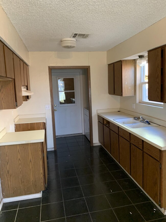 Building Photo - 1824 N Kaye Dr