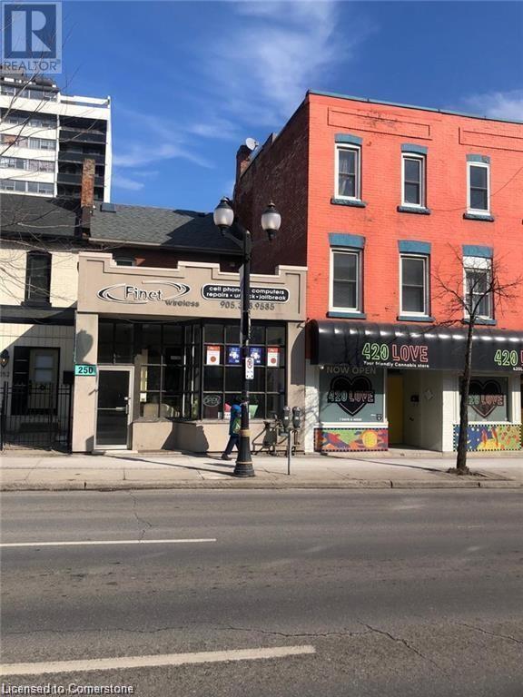 Photo du bâtiment - 250 King St W