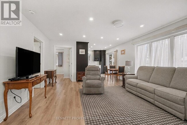 Building Photo - 833 Champlain St