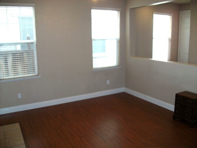 Building Photo - 3 Bedroom, 2-1/2 bath, 2-car garage in a g...