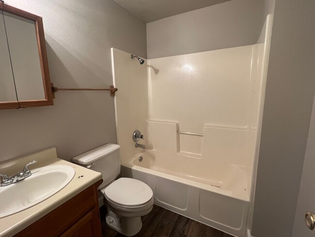 Building Photo - Single level home in Redmond!