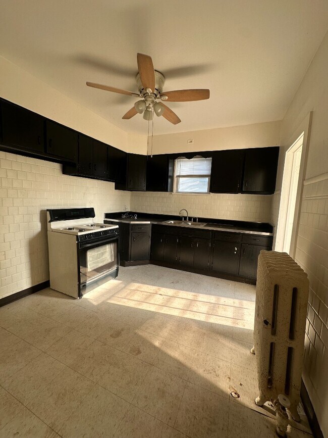 Foto del edificio - Spacious 2BR Apartment in Roseland – Off-Street Parking & Shared Laundry!