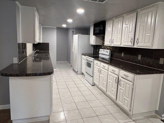 Building Photo - 8103 Edgebrook Forest Ct