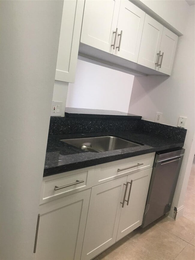 Building Photo - 927 Riverside Dr