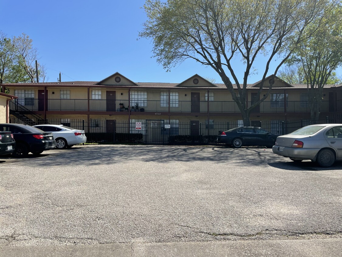 Primary Photo - 4710 Airport Blvd