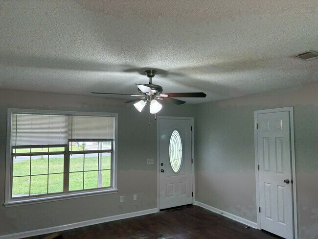 Building Photo - 722 Kadi Dr