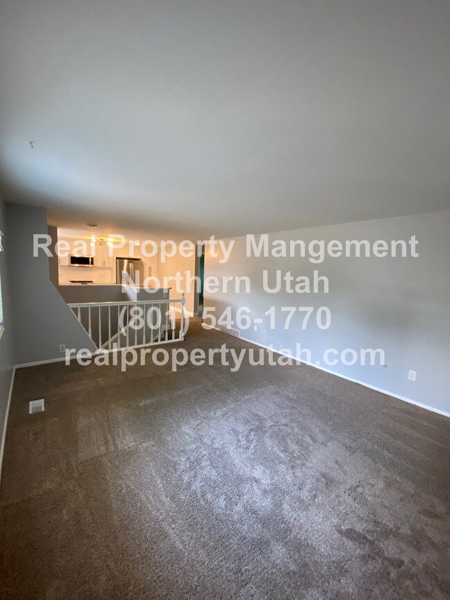 Foto del edificio - Large 4-bedroom home in Layton Available Now!